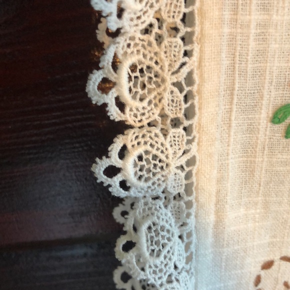 Scarf, Bureau/Hand embroidered baskets of flowers  Lace trim - Picture 4 of 12